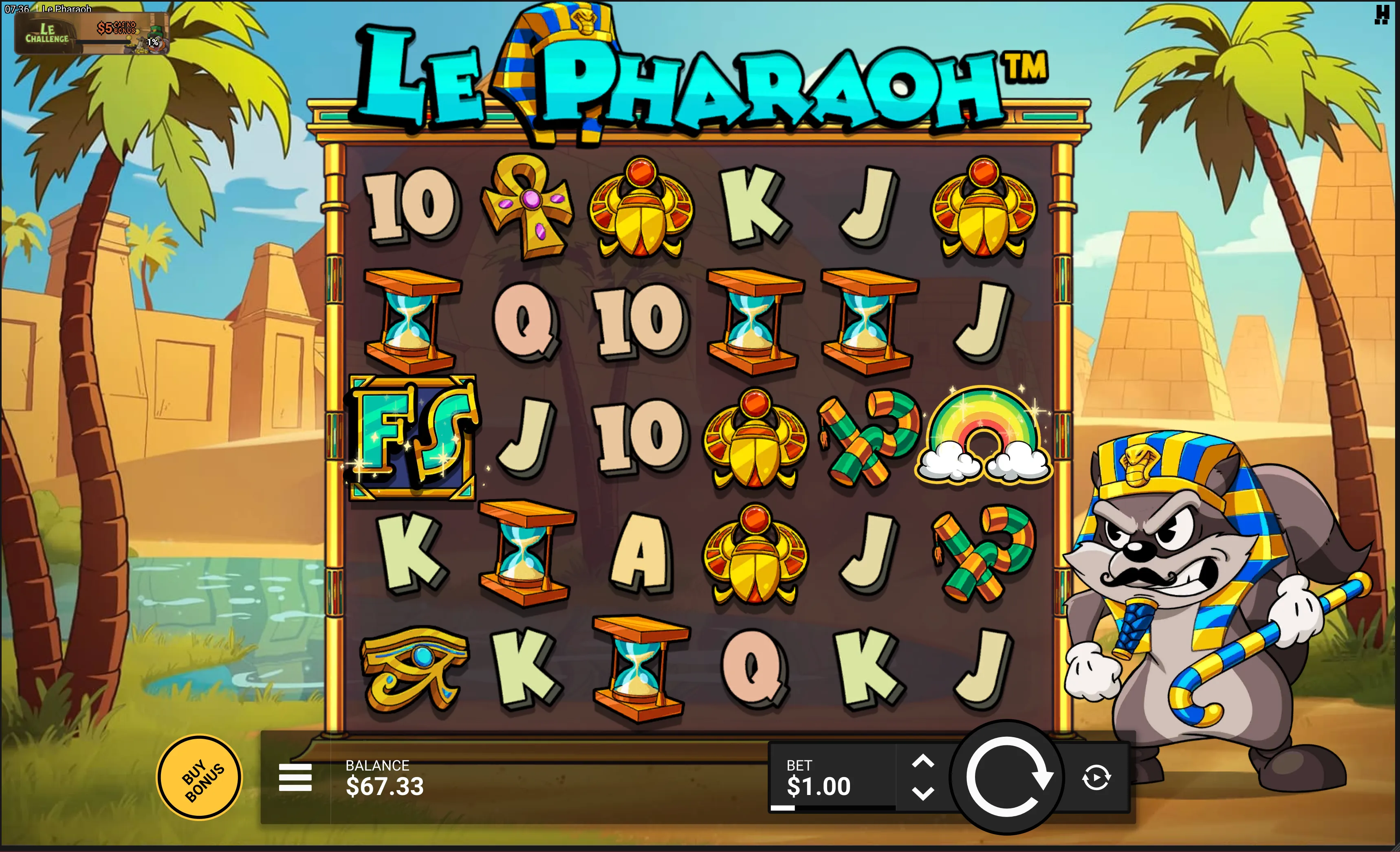 Le Pharaoh grunnspill: 6×5-rutenettet med egyptiske symboler og Smokey kledd som farao til høyre