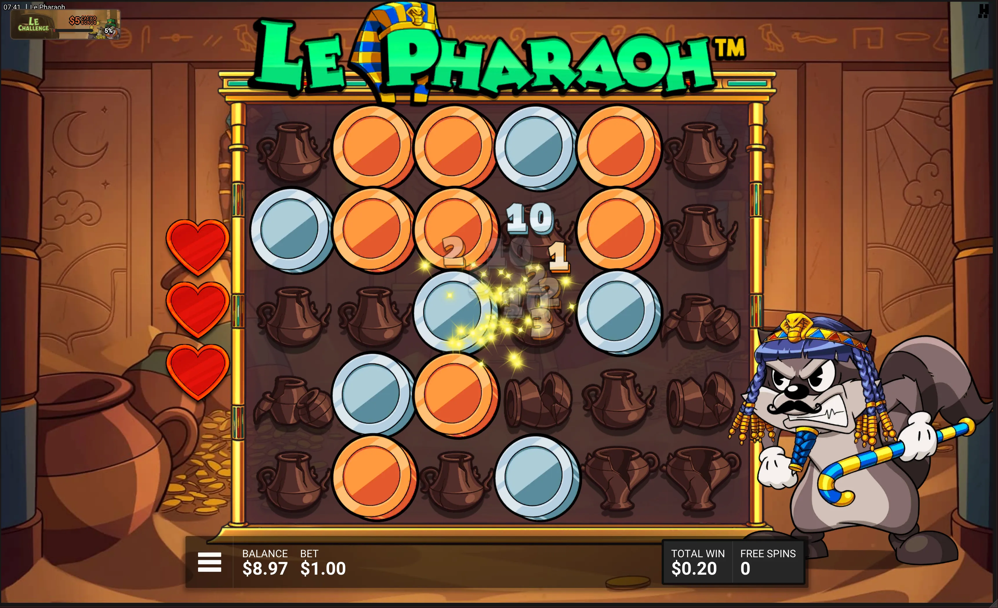 Le Pharaoh Lost Treasures bonus: myntsymboler fyller brettet med 10-verdier og livsteller til venstre